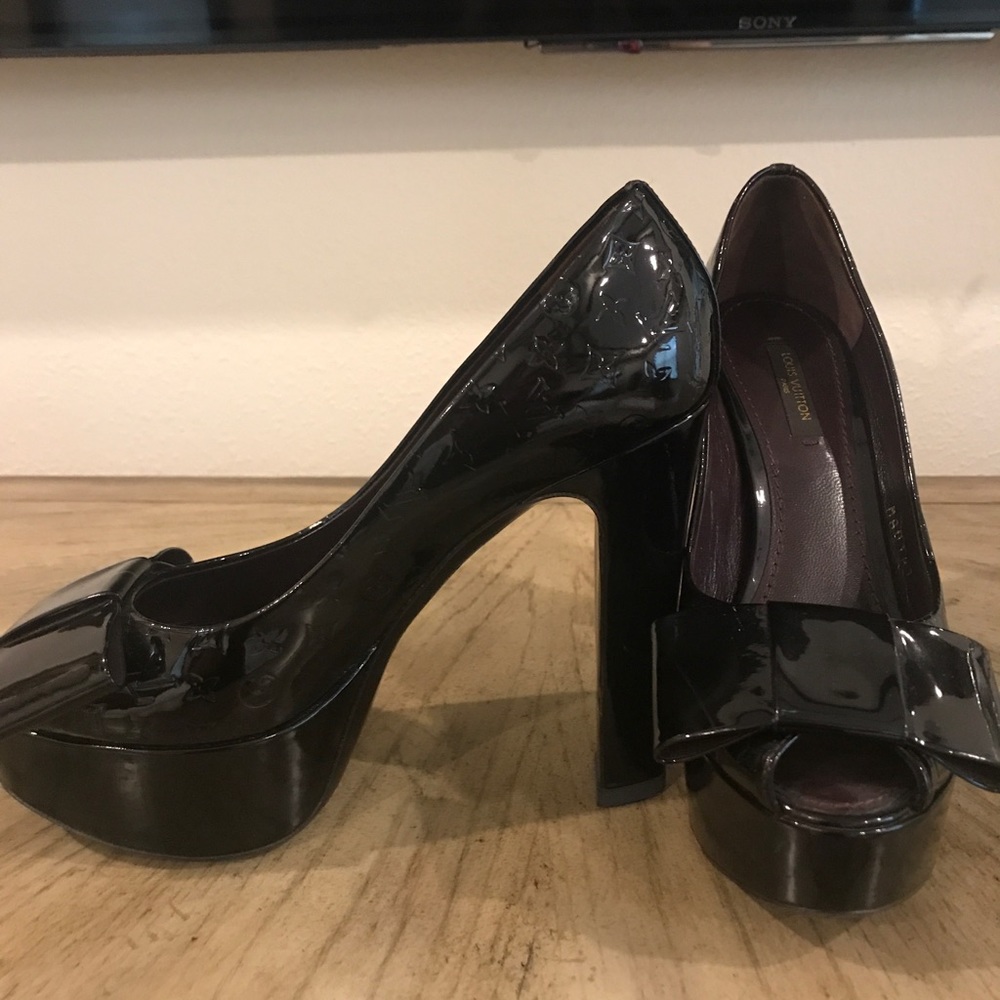 Authentic Louis Vuitton Pumps Maroon color